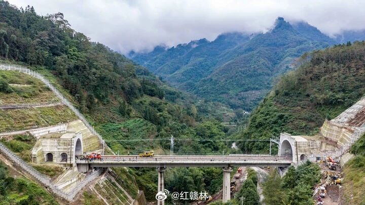 赣州早安 被动站在原地观望，只能看见别人一路繁花；主动迈开脚步前行，才能遇见属于