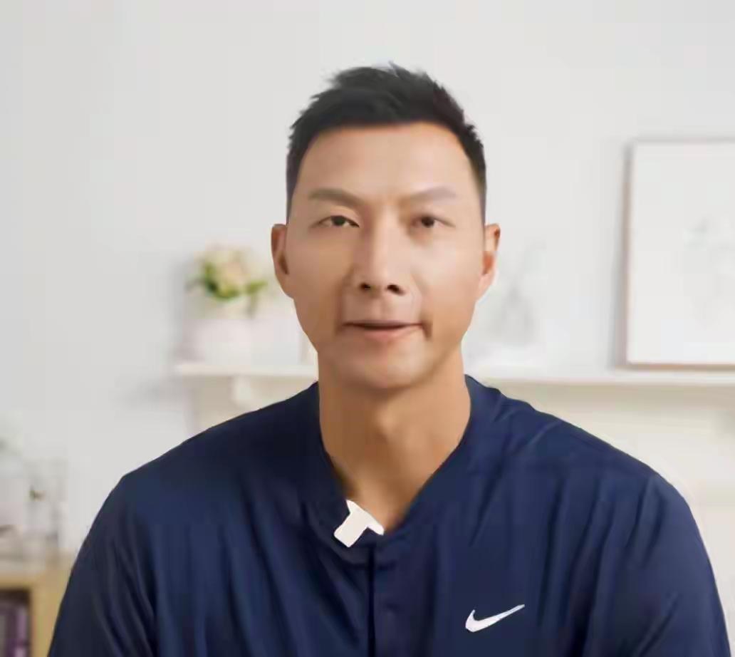 2016年，里约奥运会上大放异彩的易建联，凭借出色表现拿到湖人合同。当时他花超1