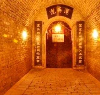 1994年，山西农民张随亮在自家院里挖窑洞时，一镢头下去竟凿开了一条神秘地道。按