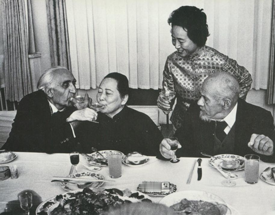 1979年，86岁的宋庆龄在北京寓所内，主动拉住70岁的马海德共饮交杯酒，两人在