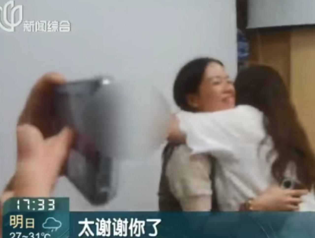 心真大！上海一女子在高铁站上厕所时，突然发现厕所隔间挂着一个袋子，打开一看，发现