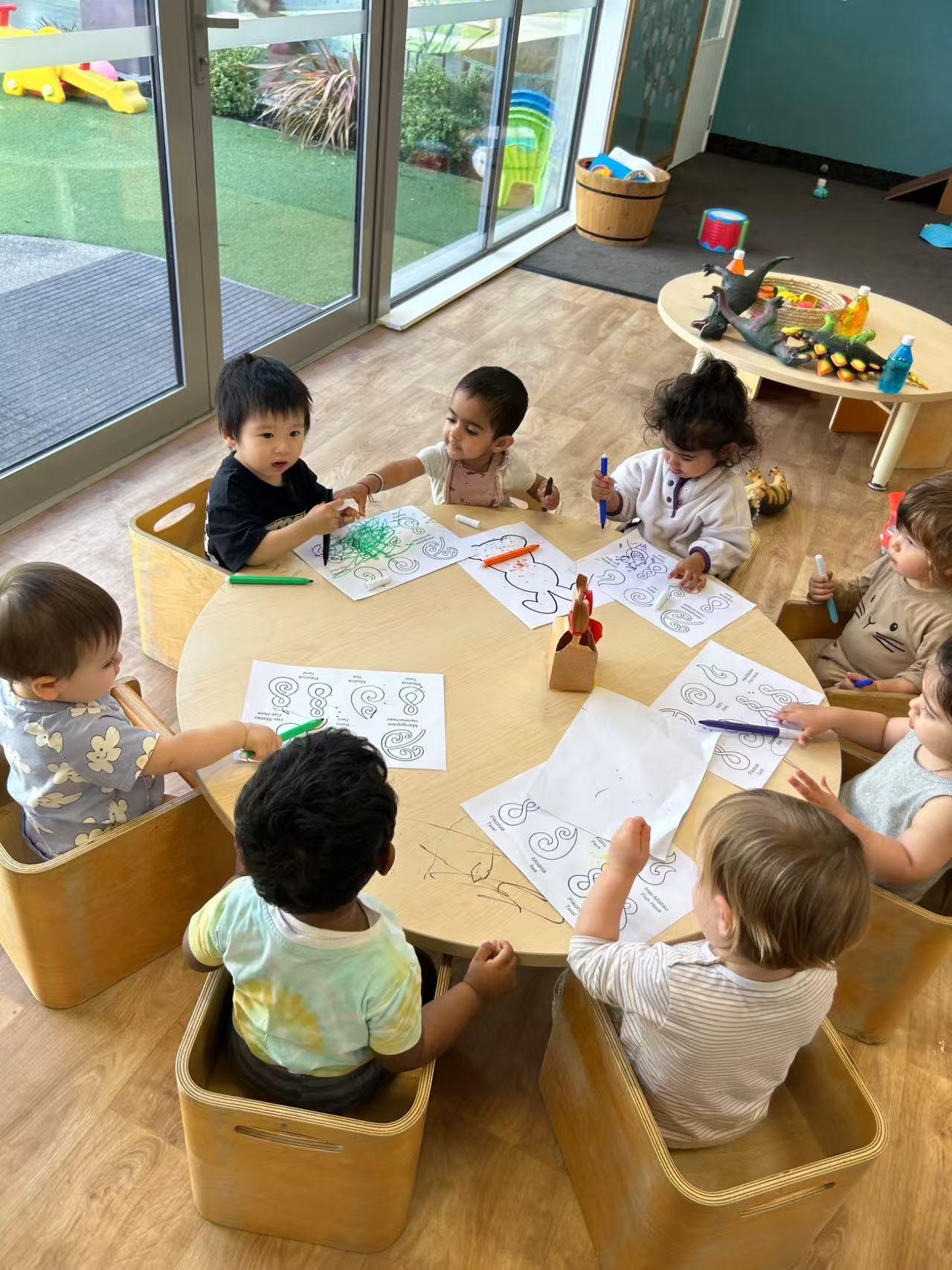 国际化的幼儿园，各种肤色的孩子们在一起，其乐融融。这几个孩子，已经是来自不同的母