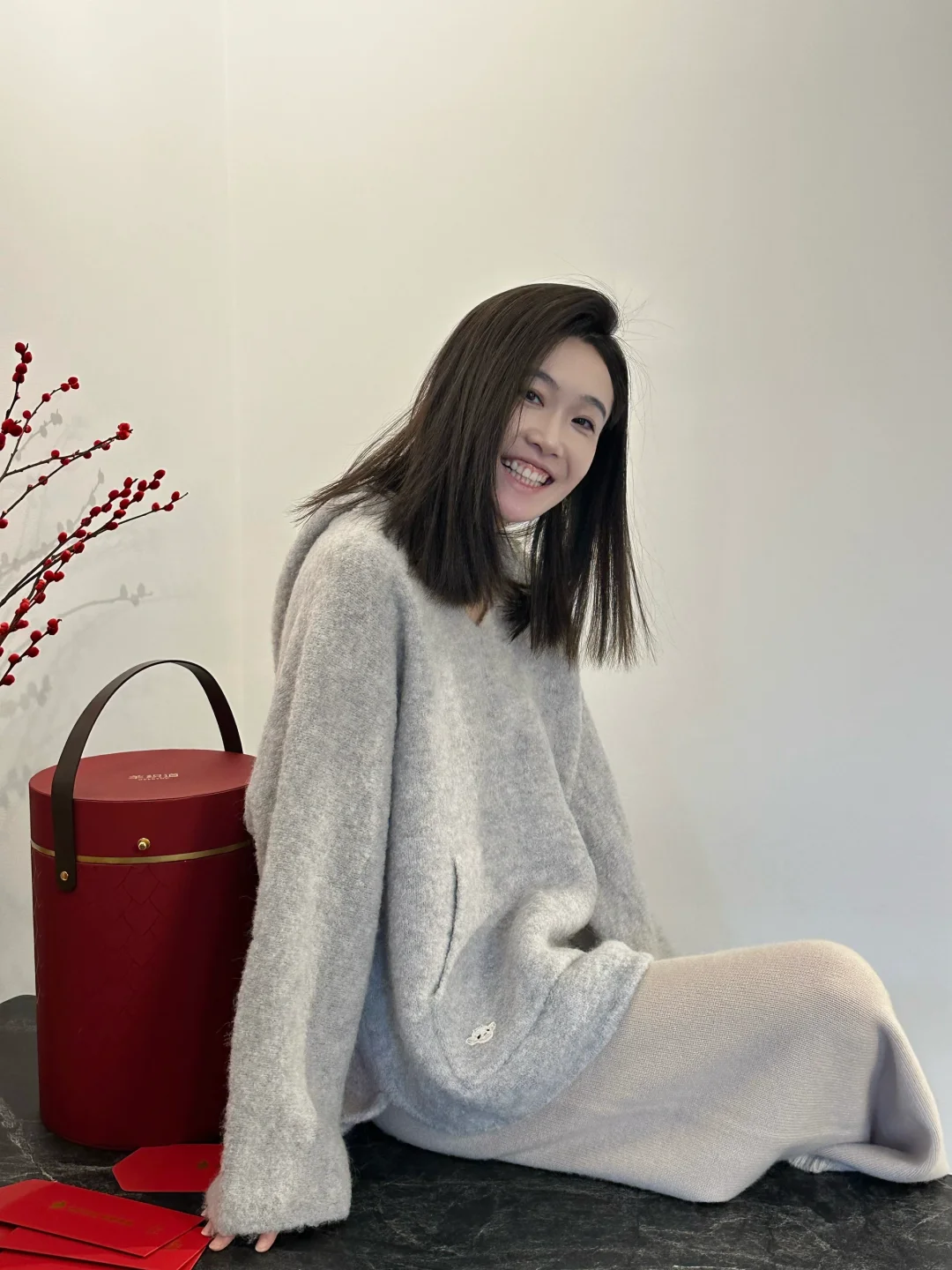 过年家中坐 烟花窗外过