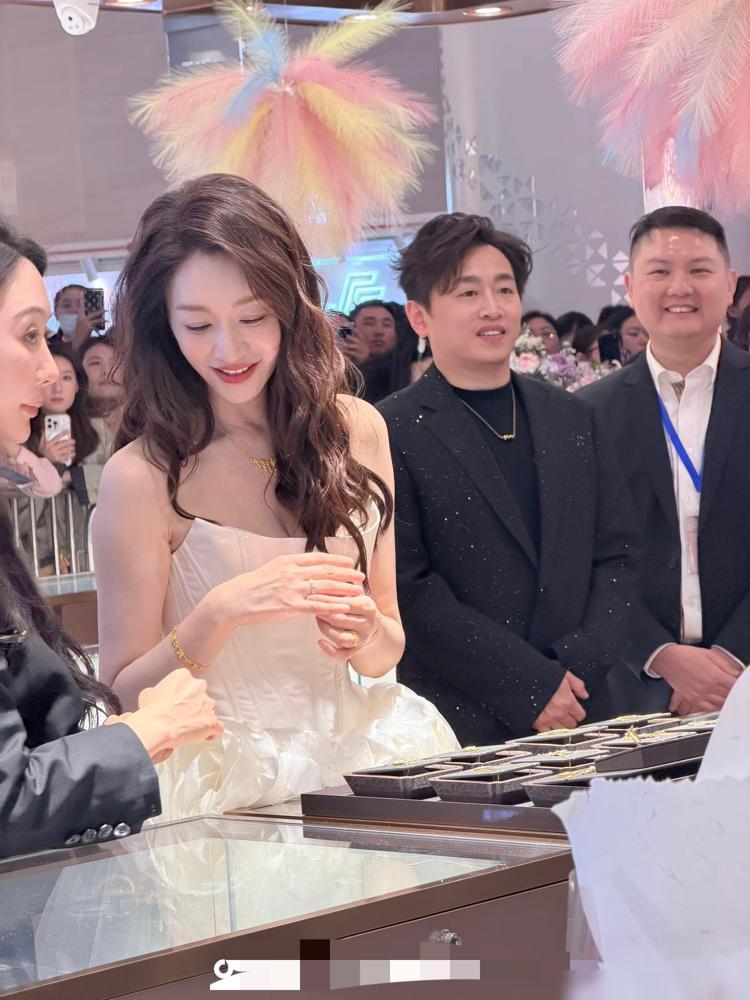 导演劝她去熨一熨脸，她扭头就走，结果转头就被50岁的李小冉用一块香皂给秒了。