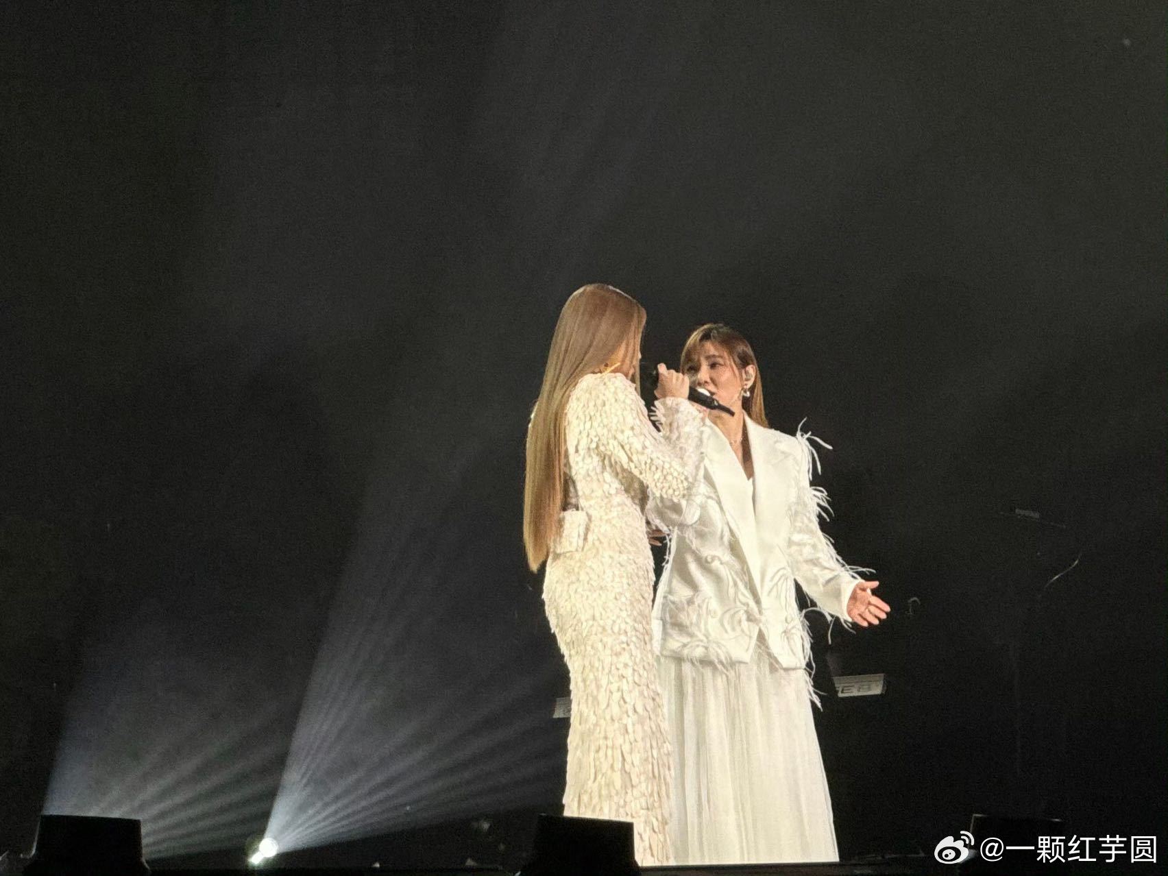 李佳薇Alin对抗路合唱 李佳薇一开口就绝了！穿透力直接拉满，跟A-Lin对唱简