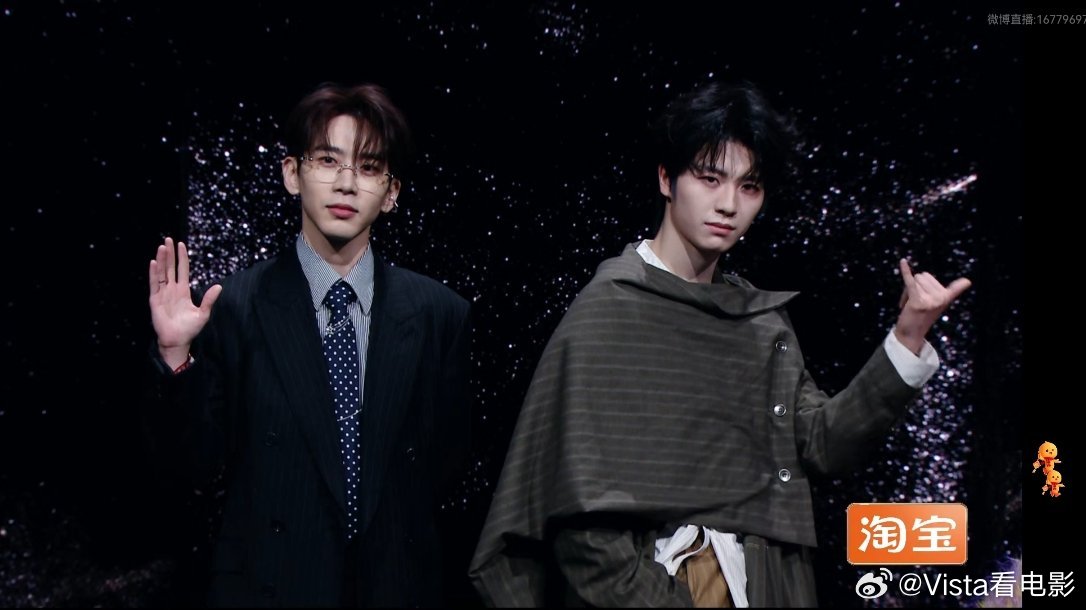 黄誉博和费启鸣俩人主打一个不白来八百个造型也是准备到位了哈哈哈哈微博之夜红毯微博