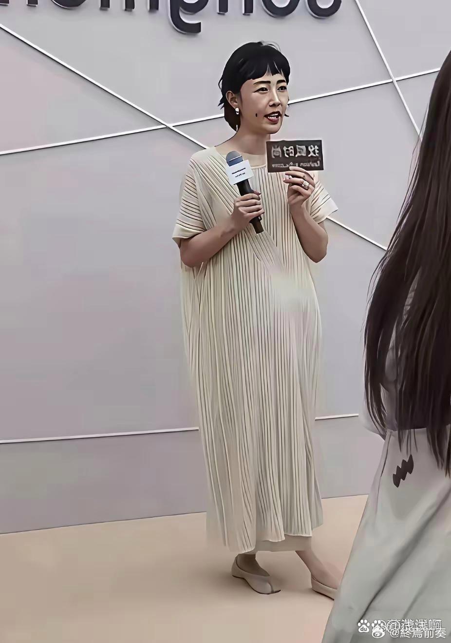 刷到了43岁的白百何，如果不是网友说是白百何，说实话，我们真不敢相信是她！ 