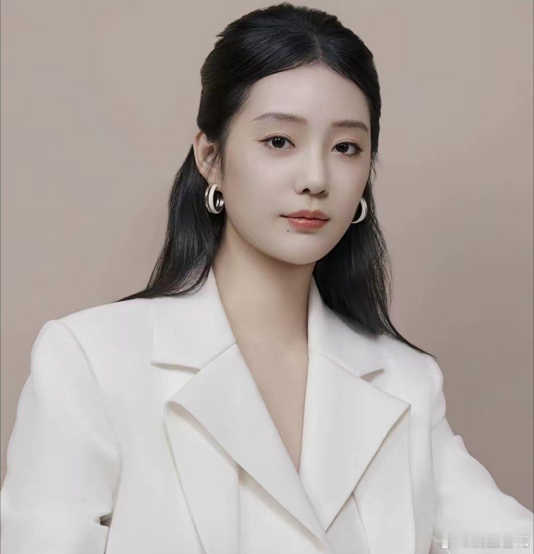 徐艺真明明出道比郭宇欣早为啥现在没有剧本了记得刚开始看短剧时多数都是徐艺真跟孙樾