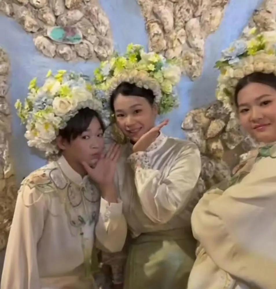 全红婵和她的姐妹们一起拍摄了簪花女的照片，婵宝的簪花造型还挺漂亮的，而且还是那个