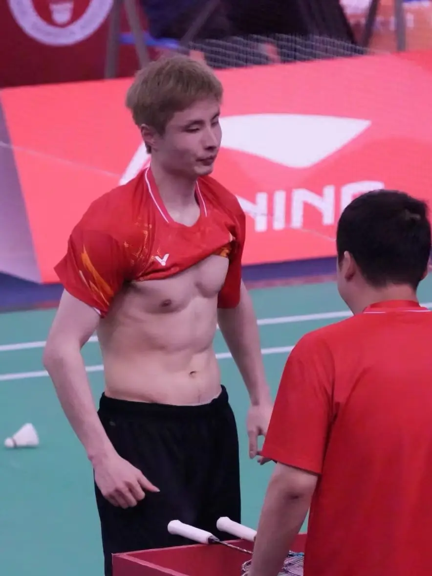 肌肉都交给了国家队。 🏸