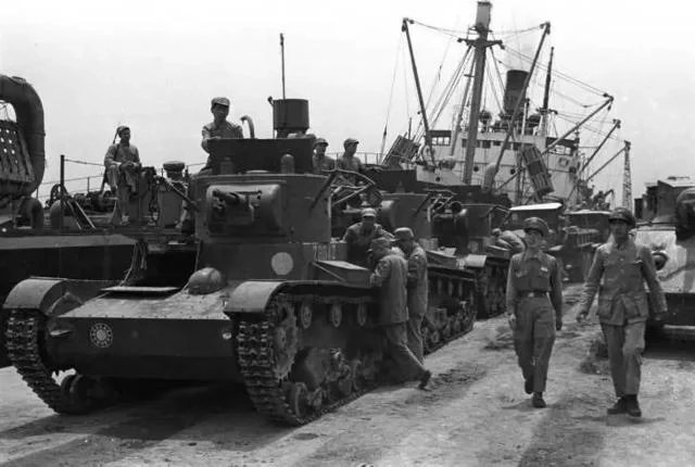 1949年上海解放在即，国军携带大量军火撤往台湾，企图日后反攻。 ​
