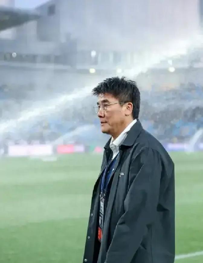 欠薪第7个月，队长还在劝队友别罢赛
 
李明把全队叫到场边，开口就一句：先把球踢