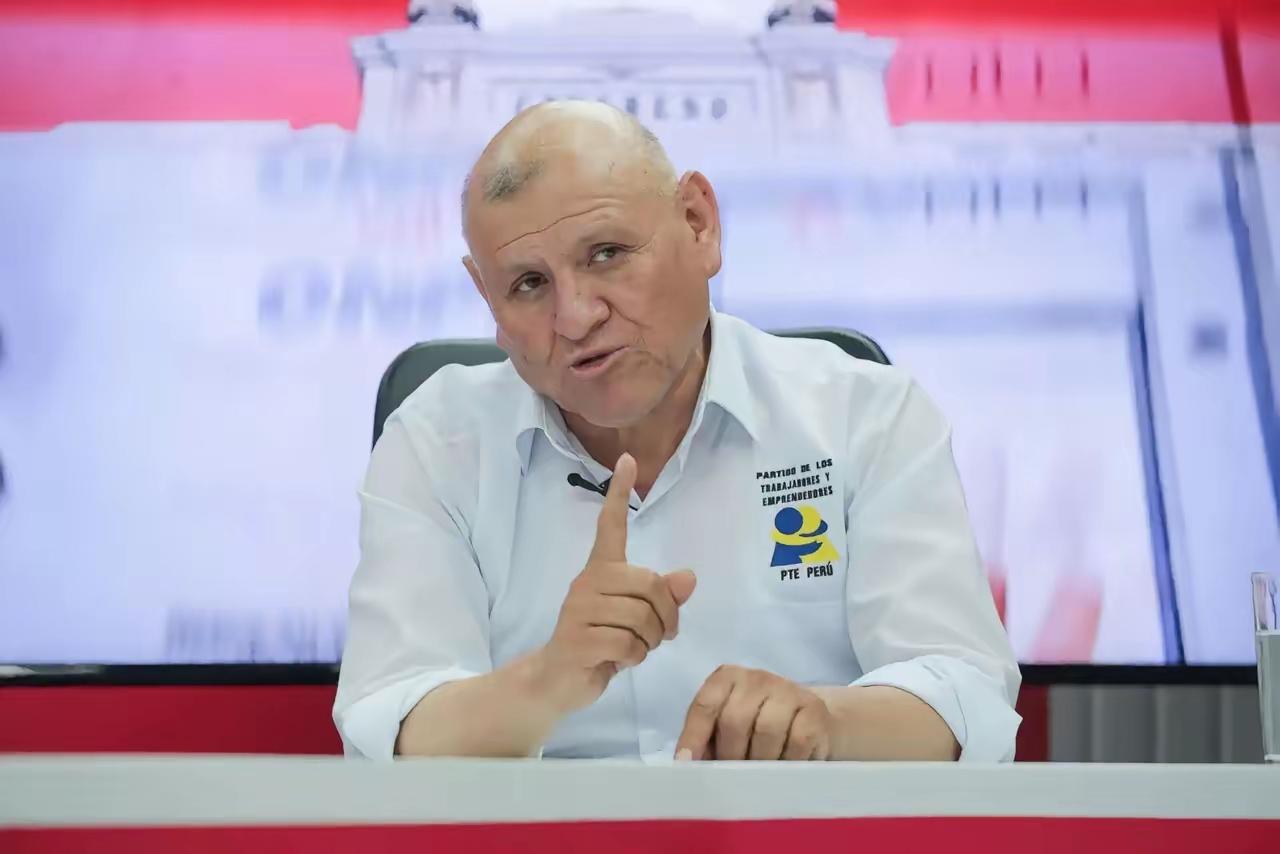 秘鲁总统候选人剩35位，一人因车祸身亡退出

《京报网》报道，当地时间3月15日