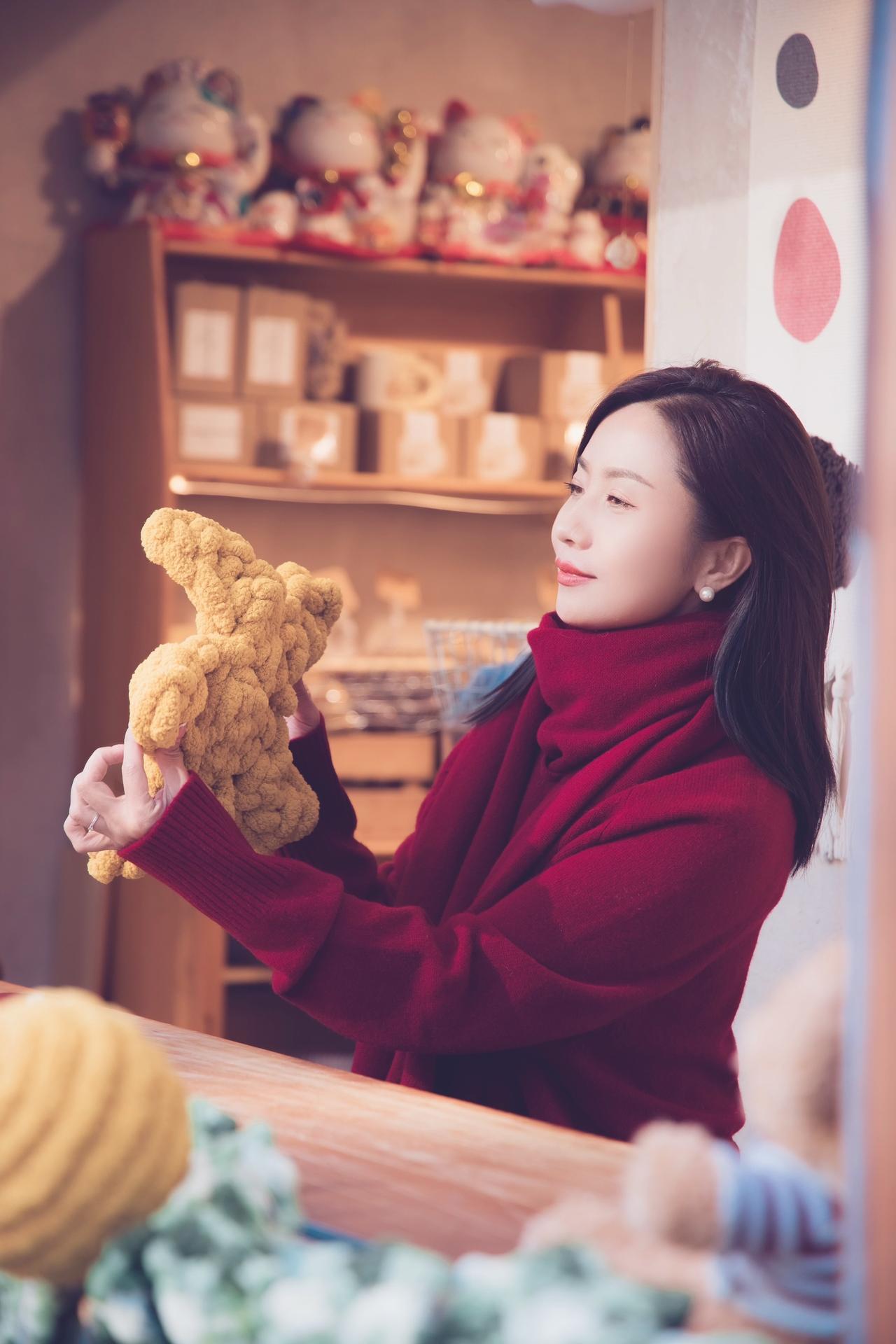 圣诞人像圣诞出片灵感库  我们的可颂时刻 今年圣诞绝不傻站比耶   这样拍照也太