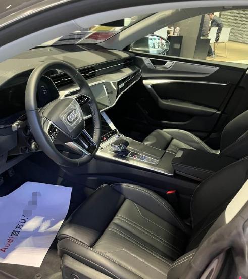 这款奥迪A7的内饰相对来说太平淡了，几乎没有太多的豪华属性，依然停留在上一代。当