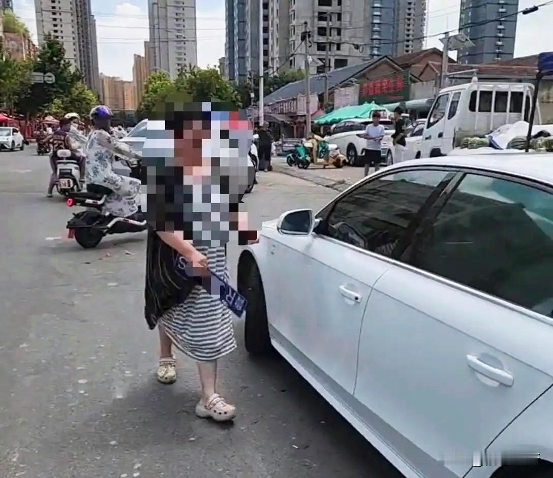 都半截身子入土的人了，还如此嚣张跋扈，实乃咎由自取！

据报道，日前山东一56岁