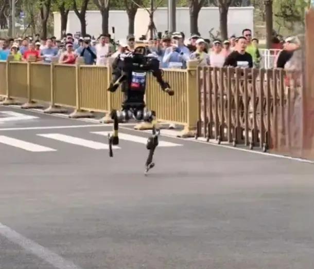 别让身体，成为你最先放弃的底线
 宇树H1的意外，看似是科技事件，实则戳中了当代