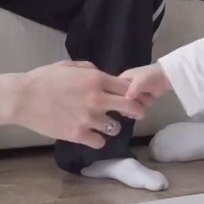 牵🐰🦊的手的区别宝宝牵🐰的手只握住一根手指 牵🦊的手可以握住两根手指©️