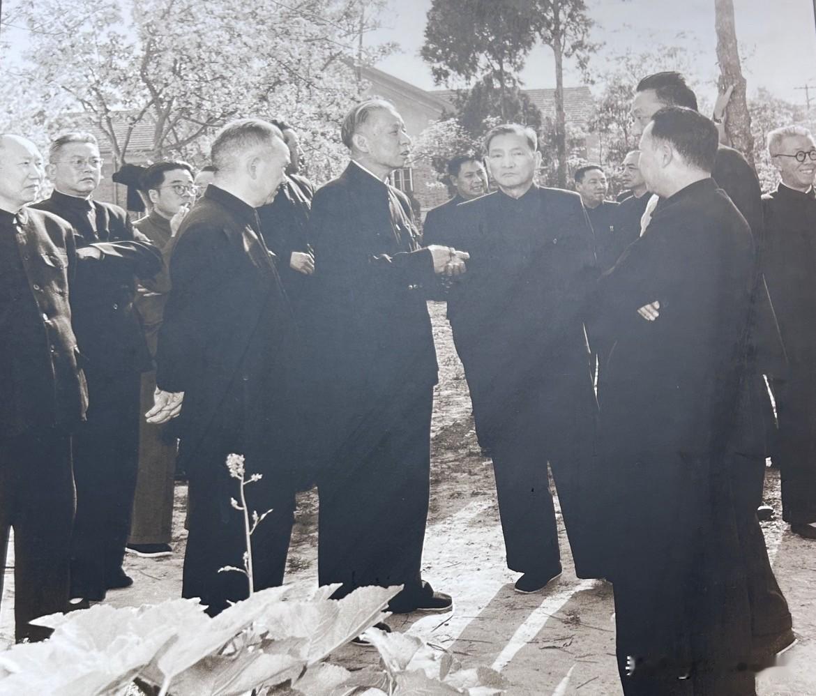 1958年3月9日至26日，中共中央在成都召开工作会议，通过了《关于1958年计