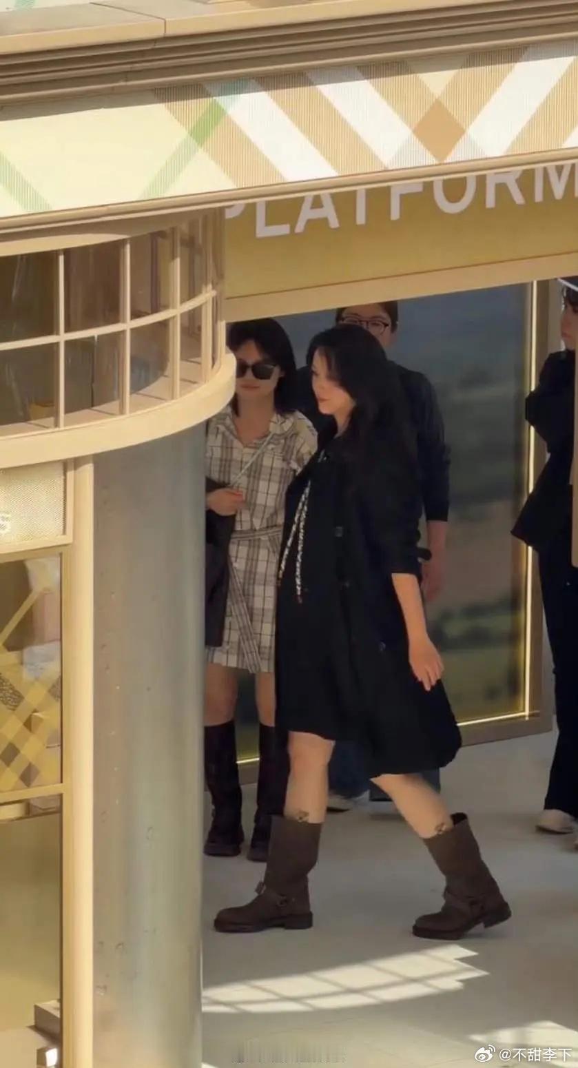 之前不是有个从倪妮口型推断出汤唯怀孕的热搜，汤唯好像真怀了啊 