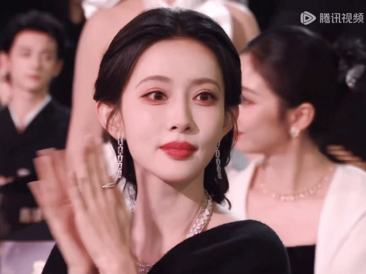 孟子义一晚上拿了五个奖 哇塞！孟子义这晚上成了颁奖礼的“焦点人物”，五个奖环绕着