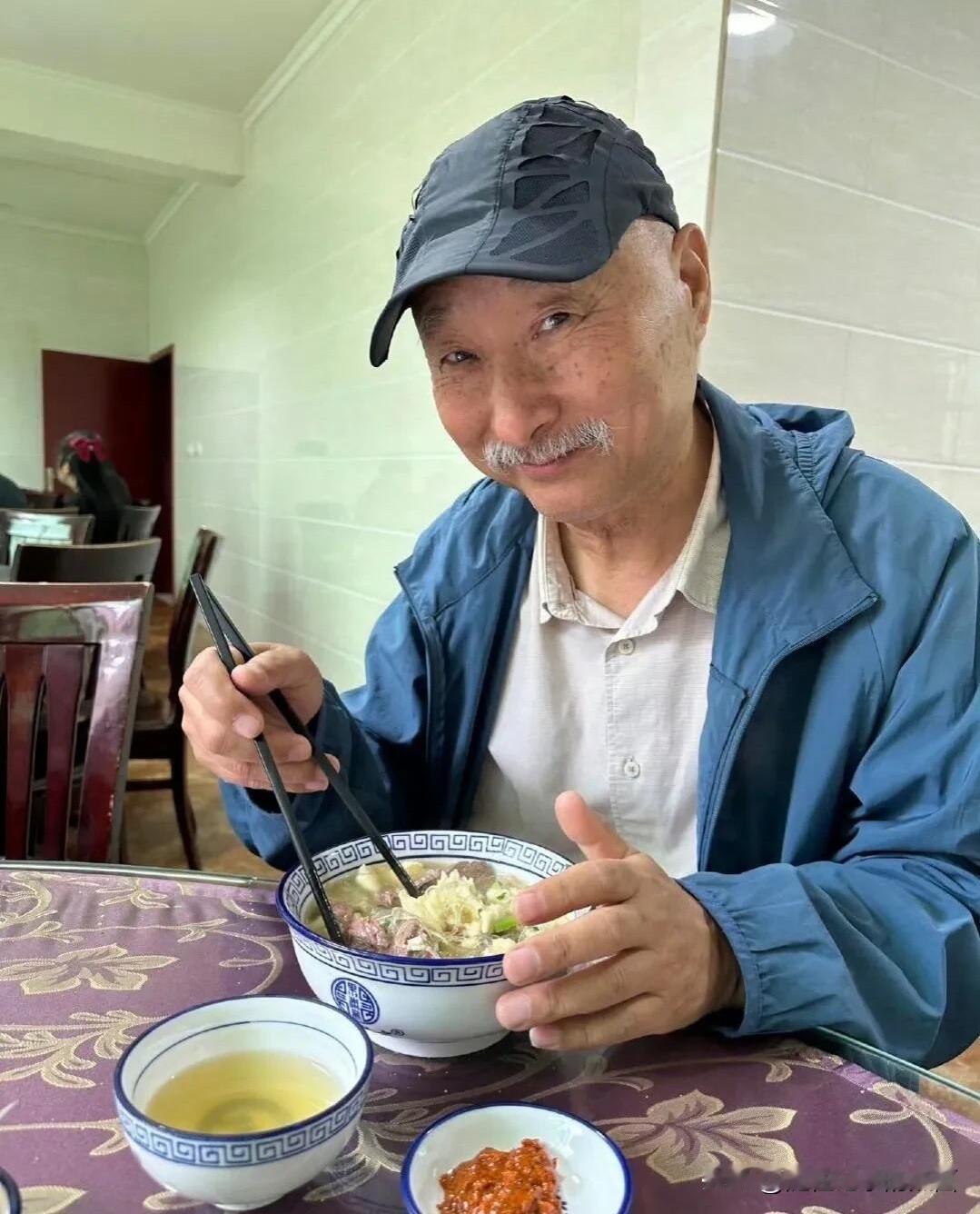 陈佩斯老了之后特别像他的爸爸，简直就像是一个模子刻出来的。当年他演过吃面条的小品