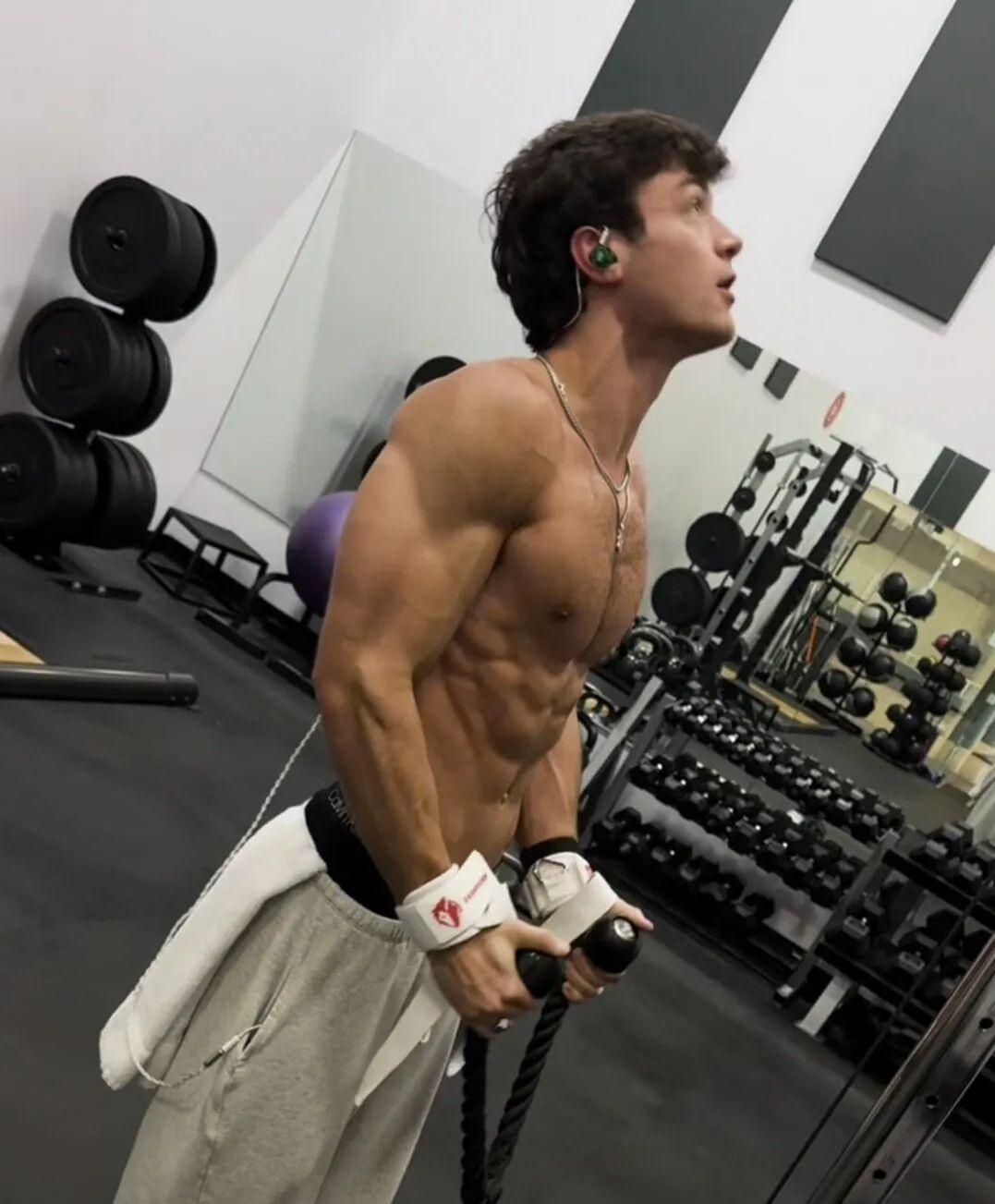 退休男演员 Asher Angel 现在活在健身房
今天去拍戏了吗？没有，又去健