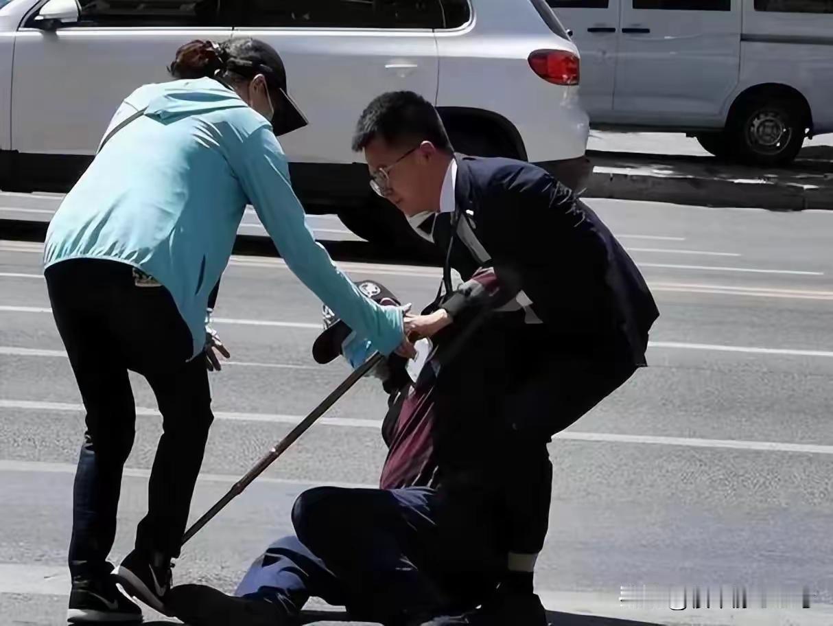香港街头老人摔倒，路人争相上前搀扶，很多人简单归结为当地人道德素养更高，其实背后
