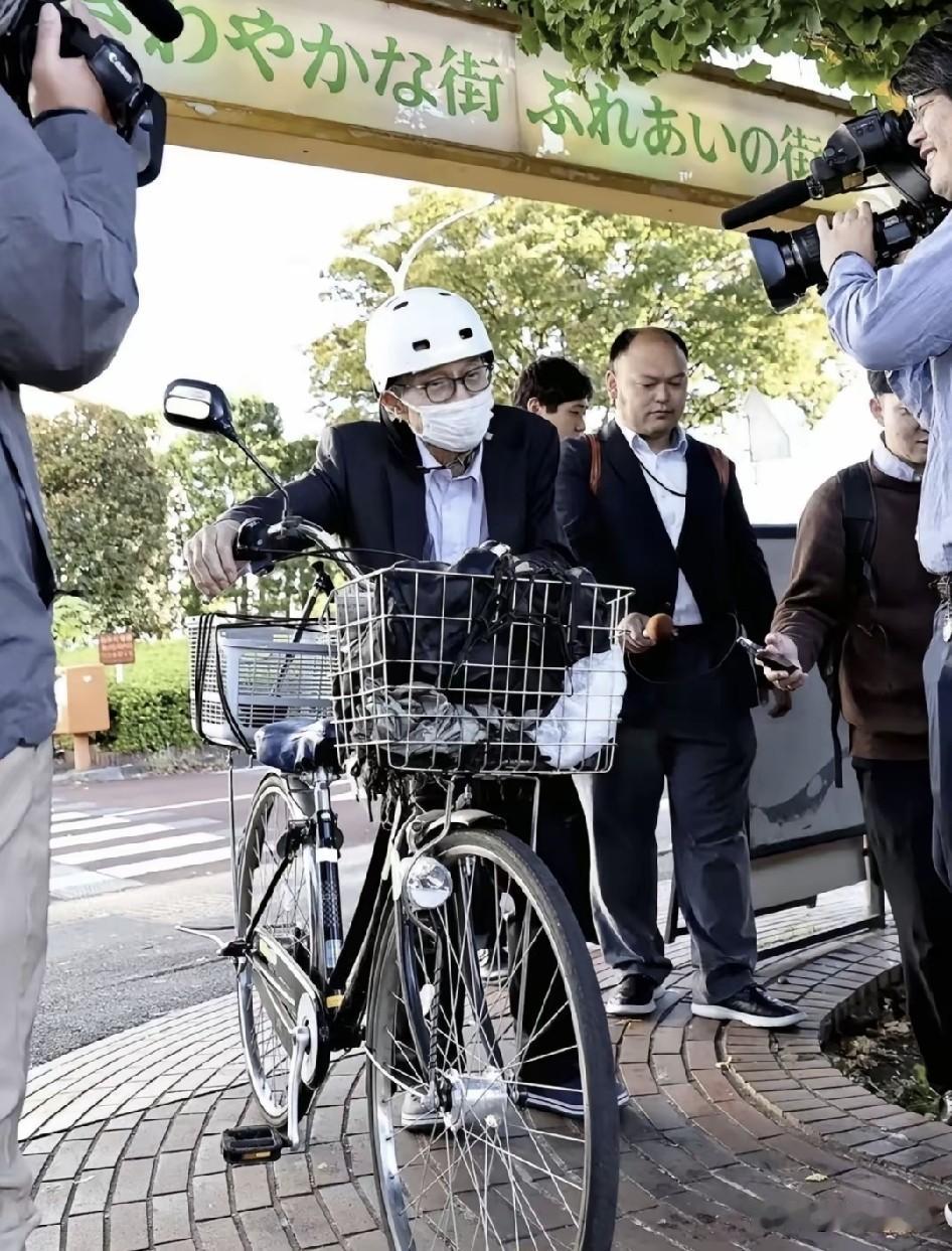 这位日本老教授骑着自行车去买菜，接到一个通知他获得诺贝尔奖的电话，也引来大批记者