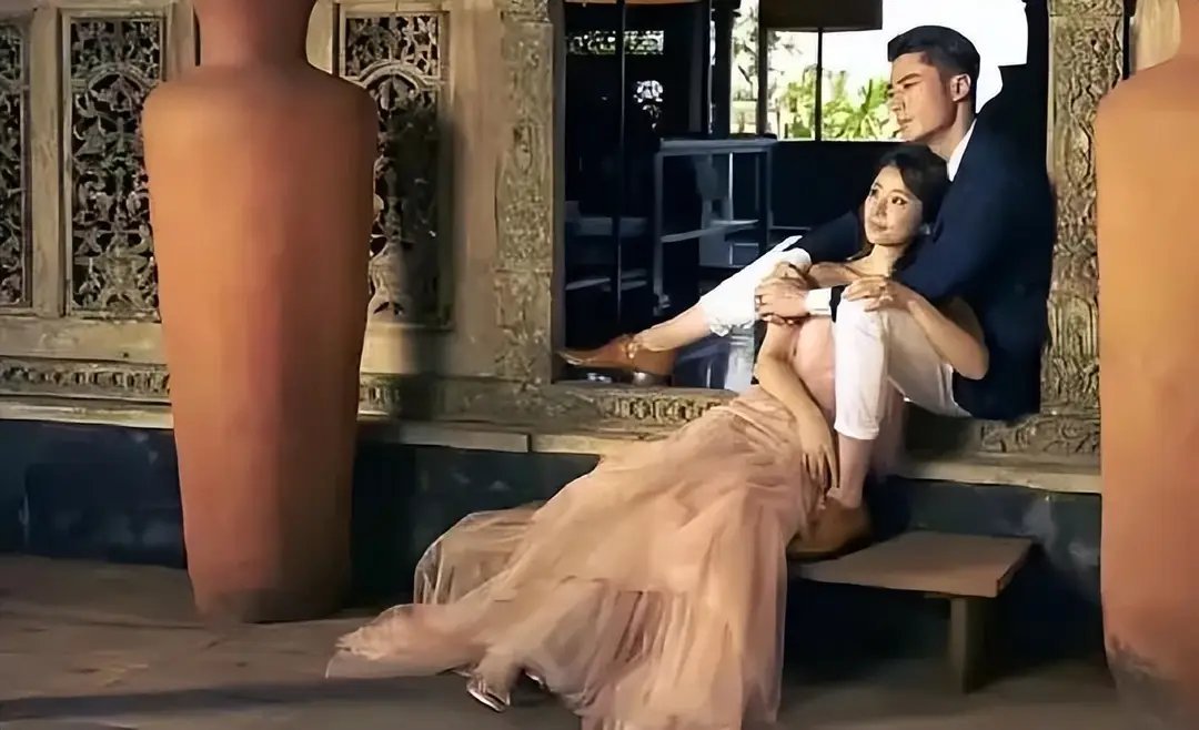 林心如霍建华的结婚照，内娱古早婚纱，这一张温柔直接焊在画面里 
