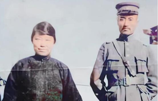 1925年12月25日，张作霖的卫队长高金山将郭松龄夫妇押到辽河边，郭松龄拍着胸