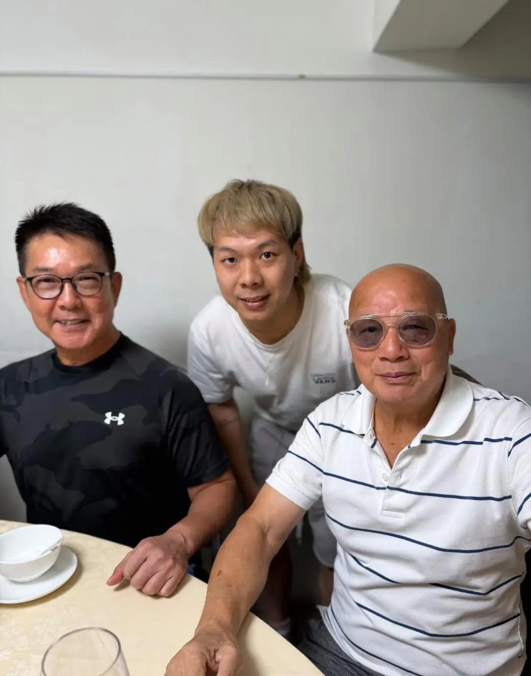 元彪现身广东和朋友一起吃饭，他穿着一件黑色短袖，留着一头短发，打扮非常凉爽。真人