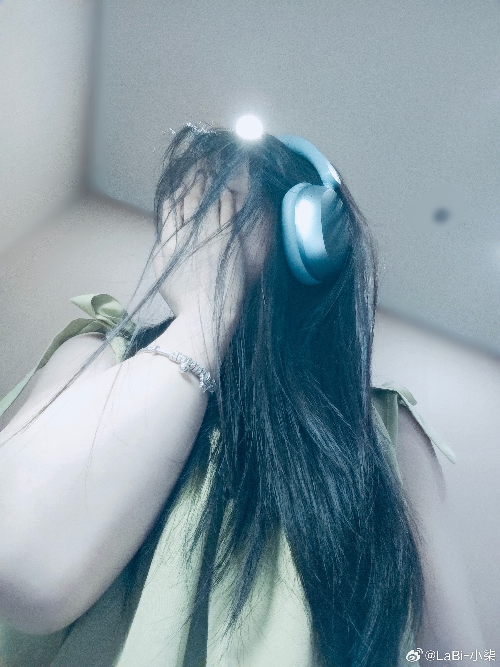 第一个头戴式耳机🎧不仅能降噪，拍照也很出片📷浅蓝色偏温柔，要是黑色和白色，戴