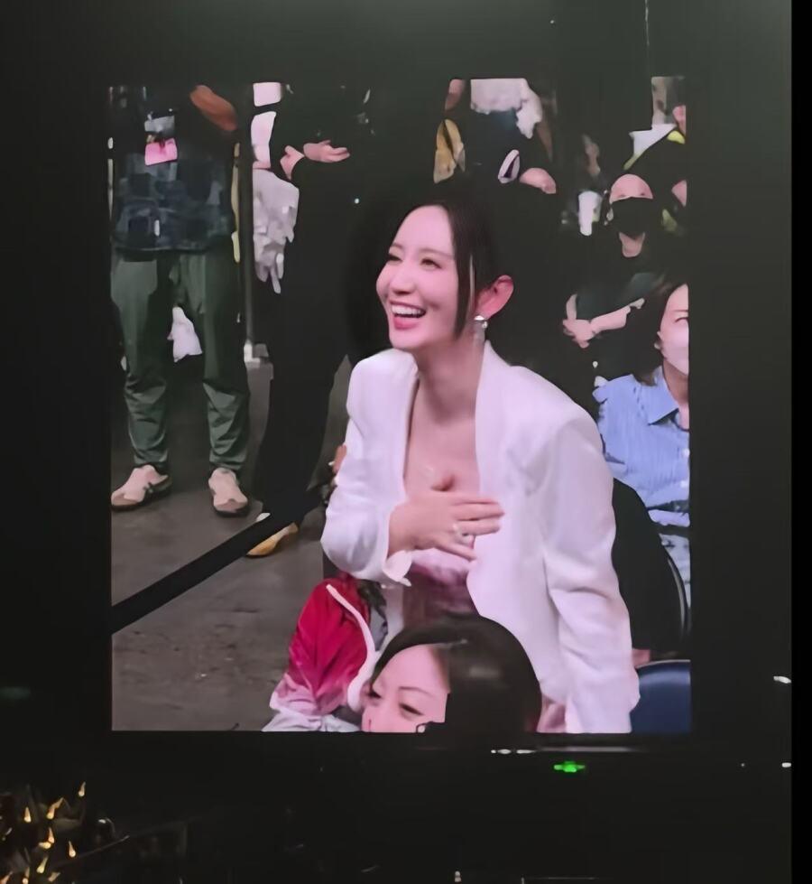 张萌低胸装参加刘宇宁演唱会险走光，被提醒后尴尬捂胸。

张萌的身材毋庸置疑，而且