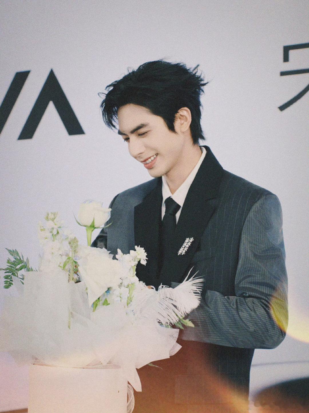 宋威龙私底下烟酒都不来 宋威龙私底下烟酒都不来，真的太自律了。在娱乐圈这样的环境