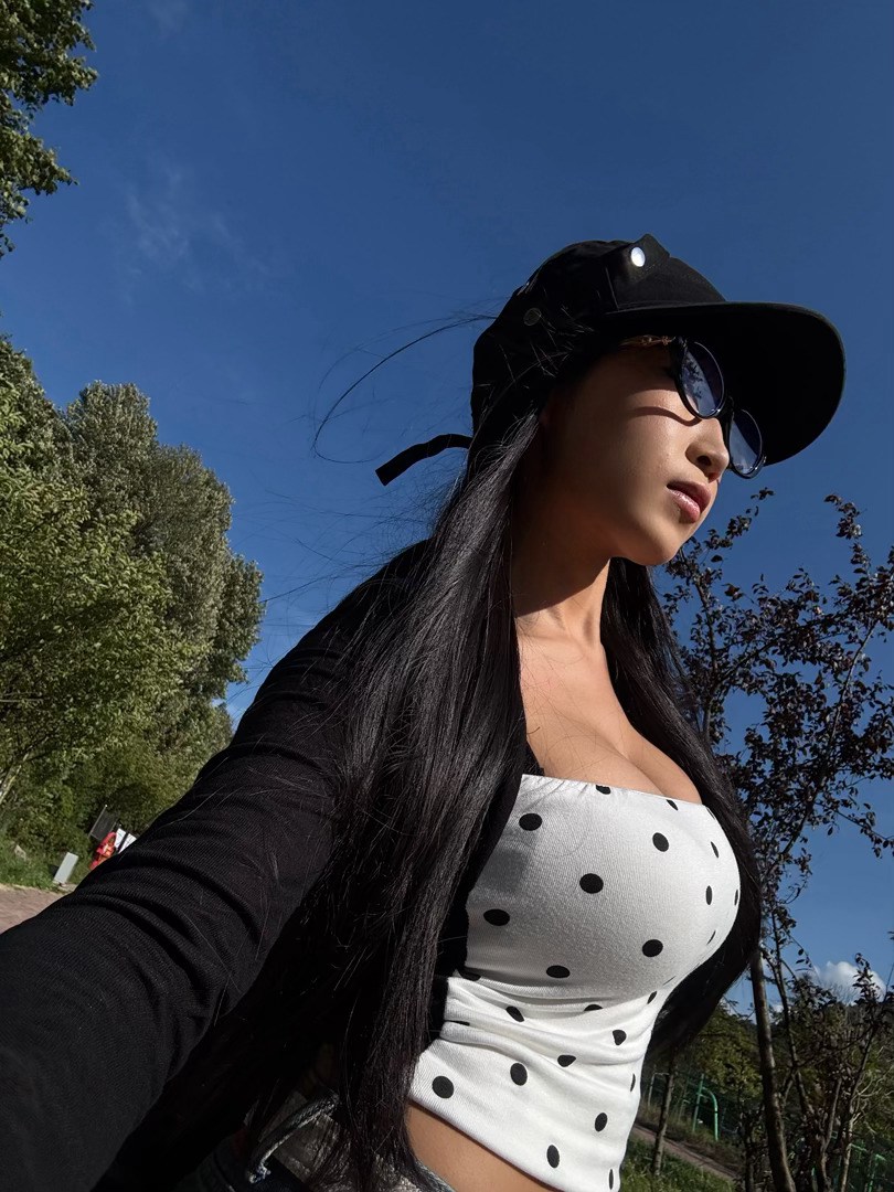 欸 爆累 等拍完最后一套衣服我就走了 虽然不知道去哪儿 