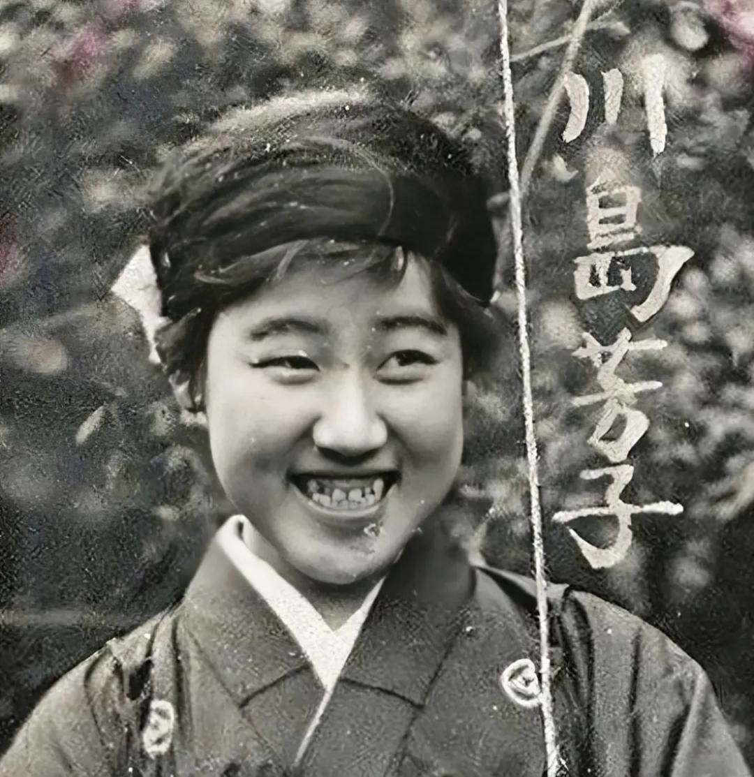 姐姐是臭名昭著的大汉奸，亲弟弟却投身革命，成解放军军区司令员
 
近代乱世之中，