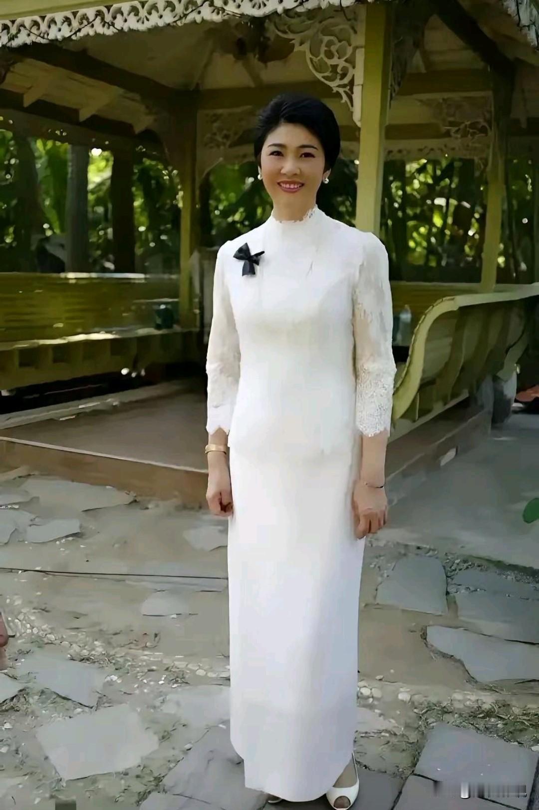 仔细一看，她长得比巩俐漂亮，气质比董卿还要好，才貌双全。难怪普京、奥巴马见了也眯