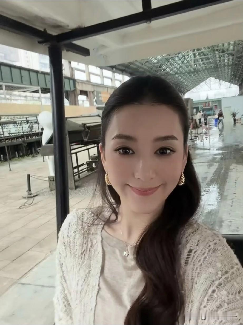 我要是郭富城，都得被方媛气疯。

托人弄脸地参加个综艺，不是抢房间就是抢c位，在