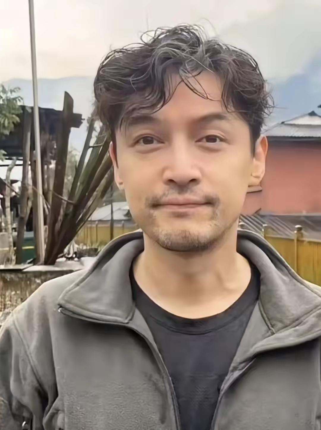 “胡歌结了婚生了俩娃，怎么还活得像个‘缺妈的孩子’？”

这话听着扎心，可你看他