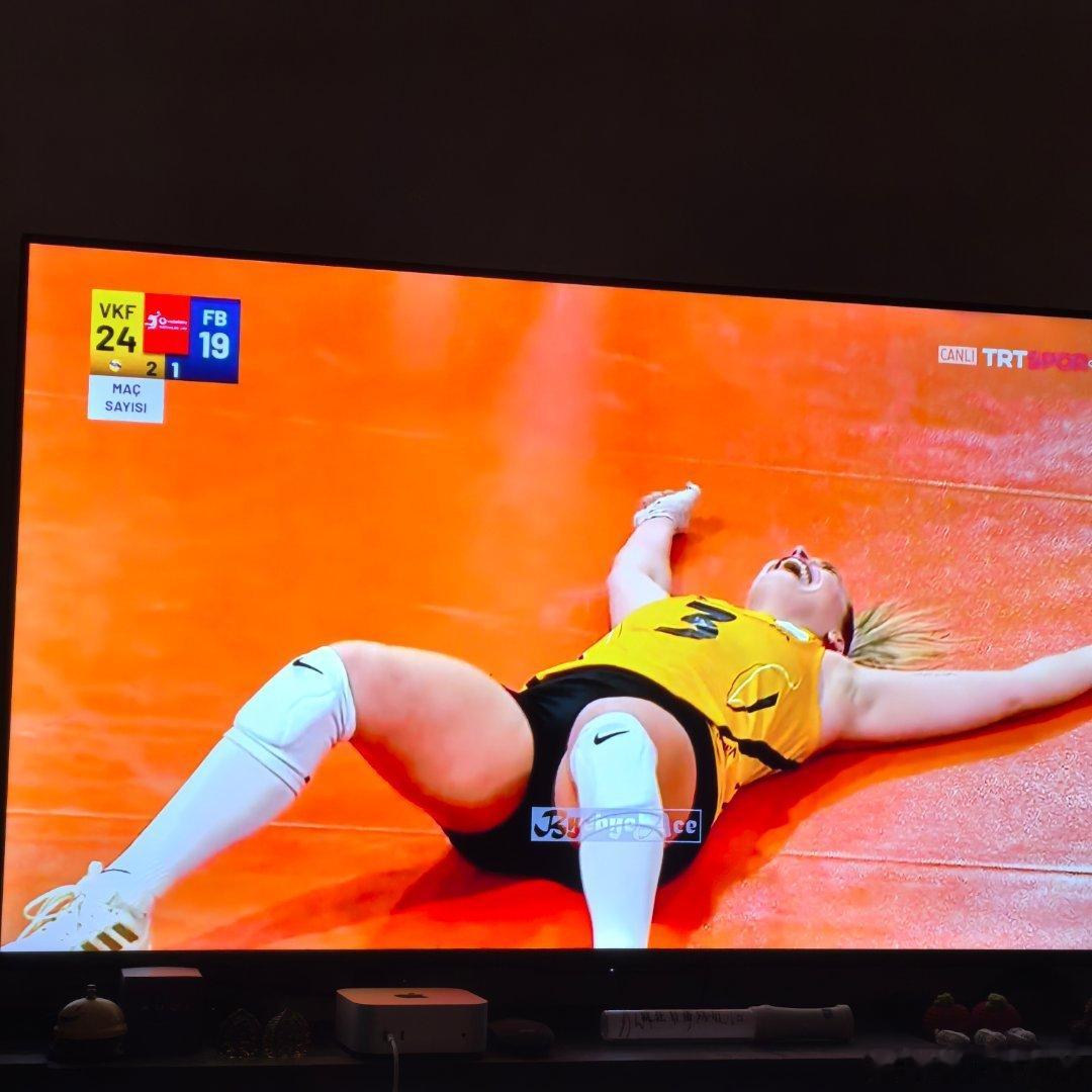 国际排坛动态 恭喜基金银行总比分3-2战胜费内巴赫切，卫冕土超女排联赛冠军，这两