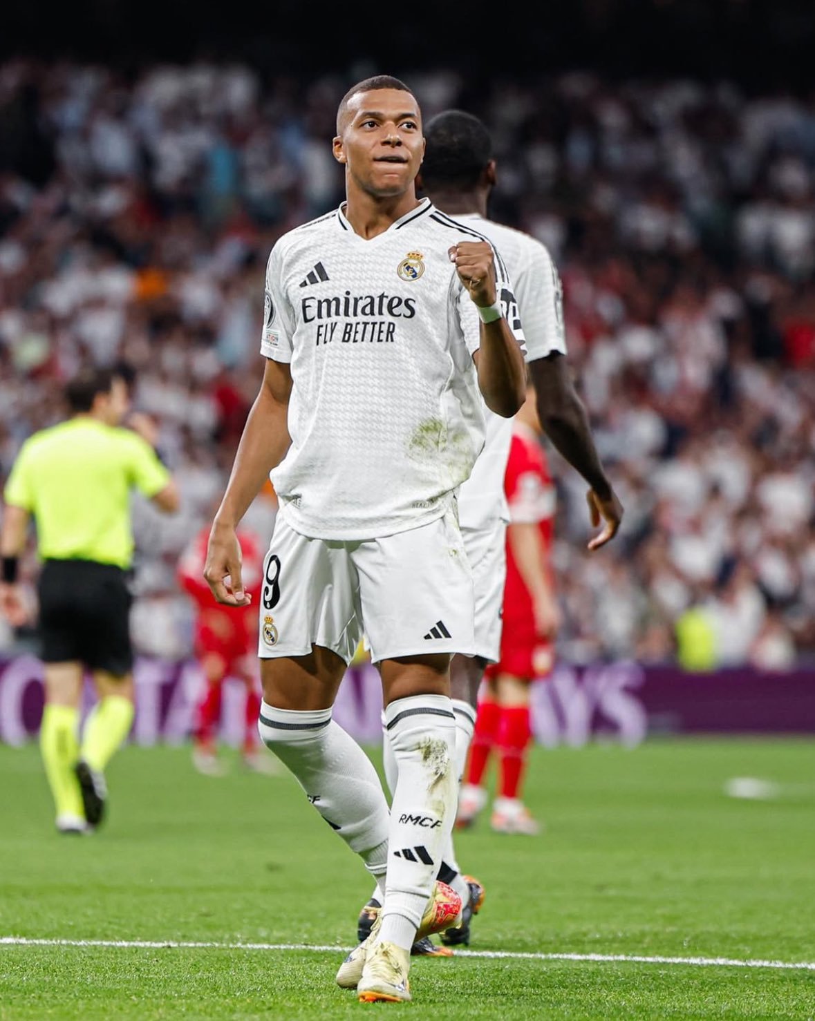 尽管姆巴佩发挥不理想，但是依旧有球迷给予他支持，但是我发现一问题，似乎姆巴佩球衣