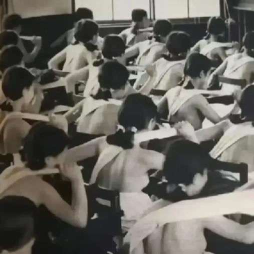 1938年，日本国内，高中生上课一丝不挂地接受军国主义的熏陶时，留下的老照片，镜