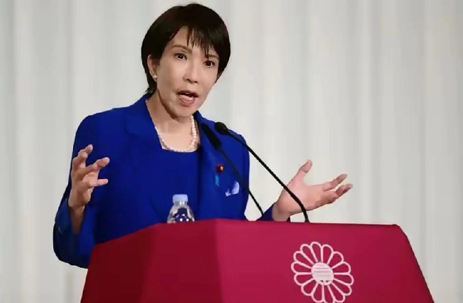 别被“天皇看不惯拜祖庙”的表面说辞骗了，这根本不是家族私事，是日本战后两条路线的