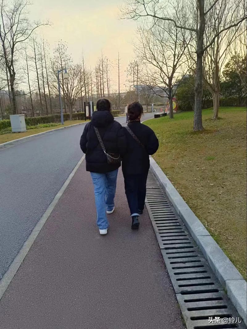 李老师误会我了，滋味不好受。
     3月16日上午李老师打电话告诉我，她父亲