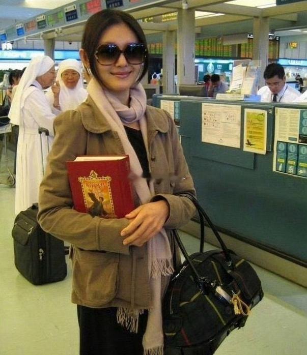 原来当年的大S也是这么知书达礼爱读书啊，笑容那么灿烂对面一定是汪小菲啊！ 