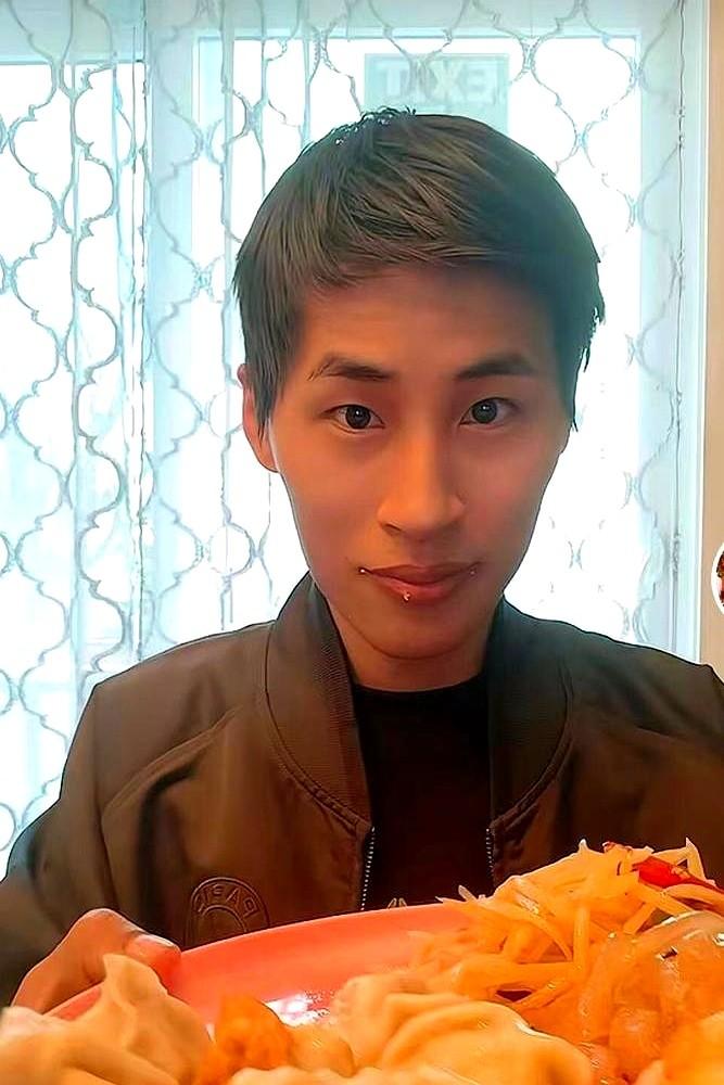 老父亲递过来的一口饺子，他等了25年。

4岁走丢，9岁被加拿大人收养，3个月后