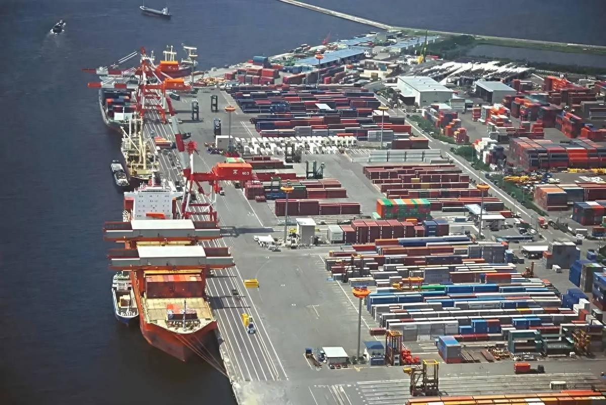 马六甲海峡的风，吹了几十年都吹不动新加坡的“中转铁饭碗”，这次竟然被海南一个封关