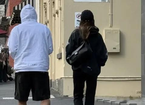 有网友晒出在墨尔本偶遇周杰伦与昆凌逛街的背影，两位一看就是老夫老妻，感情很好，出