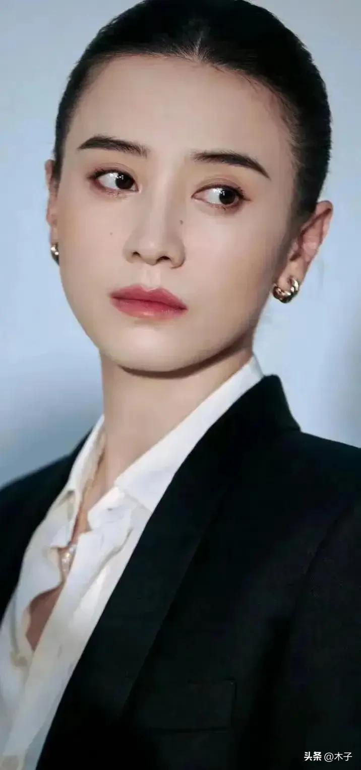 万万没想到，别人拼命遮瑕，宋佳却把脸上的痣当宝贝。最近接受采访，被问到脸上的痣会